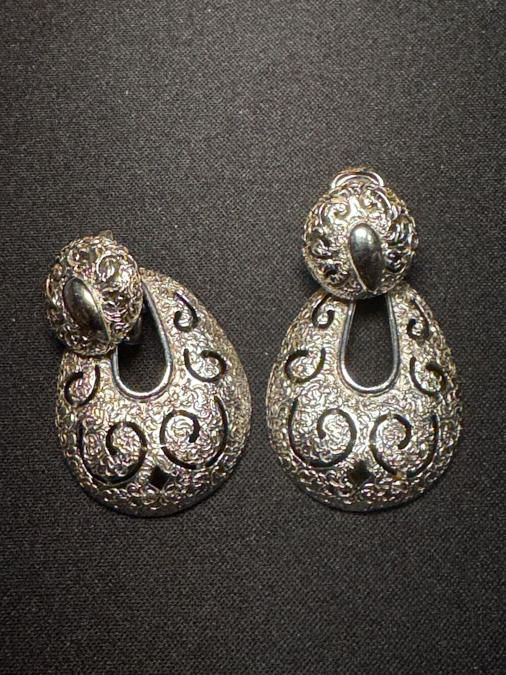 Vintage Sarah Coventry Textured Silver Tone Clip On Earrings